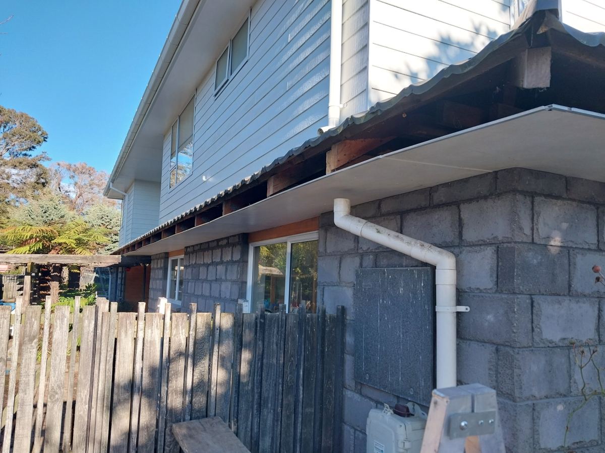 Two-storey home with tired fascia and spouting before replacement